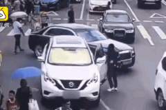 Nữ tài xế quên kéo phanh tay, Nissan X-Trail lùi lại tông trúng Rolls-Royce Ghost