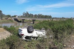 Ô tô mất lái nằm phơi bụng dưới mép sông