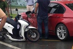 Sài Gòn: Ô tô BMW kéo lê xe máy 30 m, một cô gái tử vong