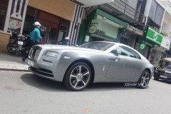 Bắt gặp Rolls-Royce Wraith áo xám xuống phố Sài Gòn