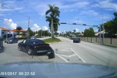 Sang đường kiểu bất chấp, tài xế Dodge Charger gây ra vụ tai nạn kinh hoàng