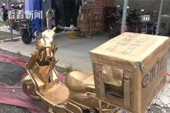 Shipper chơi trội, ‘mạ vàng’ cả xe máy, gắn biển 888888
