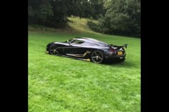 Siêu xe dát vàng và đính kim cương được đem ra drift tại bãi cỏ