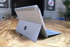 Đặt lên bàn cân Surface Go và iPad: Đâu là thiết bị người dùng cần nhất?