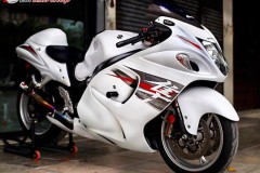 Suzuki Hayabusa bản độ tráng lệ với hình mẫu trắng không tỳ vết