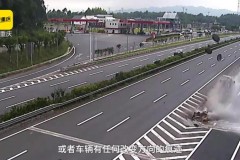 Tài xế ngủ gật trên cao tốc khiến xe đâm thẳng vào thùng nước ở rải phân cách