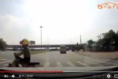 Tài xế ô tô hú hồn trước pha tạt đầu 'quyết đoán' của xe máy ngược chiều