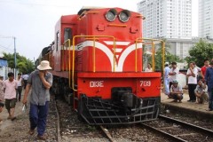 Tàu đường sắt nhả khói mù mịt, khách ngạt thở đòi xuống
