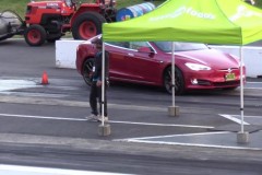 Tesla Model S P100D cho Dodge Challenger SRT8 "ngửi khói" trên đường đua drag