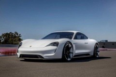 Thấy Tesla Model S quá "chất gia đình," chủ xe đi đặt mua Porsche Taycan