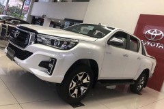 Bán tải Toyota Hilux 2018 bản cải tiến đã có mặt tại các đại lý chính hãng