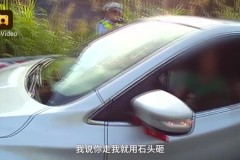 Tức cười câu chuyện vợ mới có bằng nên lái xe ẩu, chồng tức giận đập vỡ cửa sổ xe