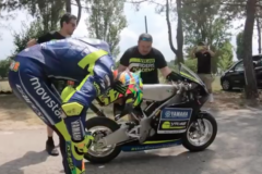 Valentino Rossi tham gia vào cuộc đua Minibike