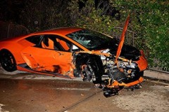 Thêm một chiếc Lamborghini Huracan hỏng nặng khi đối đầu Ford Mustang ở tốc độ cao