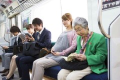 Vì sao người già ở Nhật không được nhường ghế trên tàu điện ngầm?