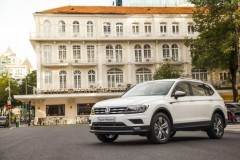 Mẫu xe Volkswagen Tiguan Allspace lăn bánh trên đường phố Sài Gòn