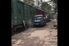 Xe tải bị "róc vỏ" khi để xe quá gần đường ray tàu hỏa