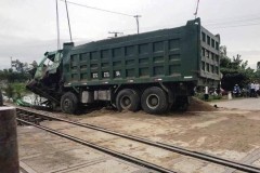 Xe tải chết máy trên đường ray bị tàu hỏa tông văng