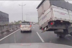 Xe tải lật nhào vì bị nổ lốp khi đang chạy tốc độ cao