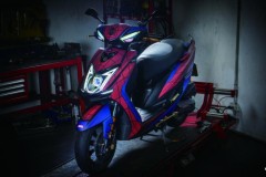 YAMAHA CYGNUS-X 125 độ leo tường siêu đỉnh với bộ giáp Spider Man