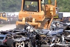 TT Philippines cho xe nghiền nát hàng chục chiếc xe hạng sang