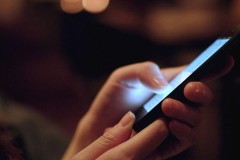 Cơ chế hủy hoại mắt của ánh sáng xanh từ thiết bị di động