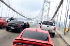 3 tài xế chặn cầu để trình diễn drift xe Ford Mustang... và cái kết "đắng"