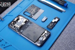 Cận cảnh bảng mạch sau mặt lưng trong suốt trên chiếc Mi 8 Explorer Edition