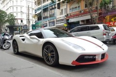 Bắt gặp siêu ngựa Ferrari 488 GTB màu lạ trên phố Sài Gòn