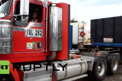 Bé gái 12 tuổi lái xe đầu kéo dễ như chơi đồ chơi