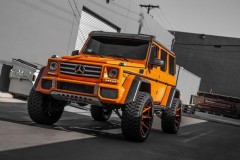 Kylie Jenner bên cạnh 'quái vật' Mercedes-Benz G550 4 × 4² đã được 'độ' lại