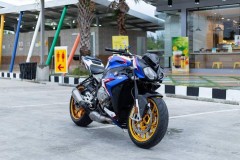 BMW S1000R nổi bật với tone màu xanh đặc trưng BMW Motorard