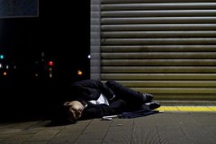 Chính phủ Nhật đề xuất cho nghỉ làm sáng thứ 2 để giảm tình trạng làm việc đến chết