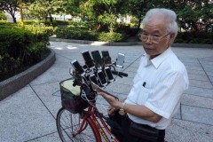 Cụ ông 70 tuổi lắp 11 chiếc smartphone lên xe đạp để... đi bắt Pokemon