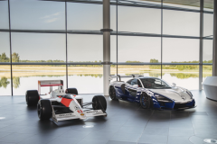 Đích thân CEO McLaren dẫn đoàn giao siêu xe triệu USD cho khách hàng