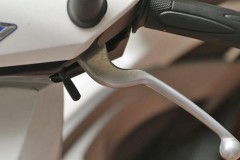 Bạn có biết cần gạt màu đen trên xe ga dùng để làm gì không?