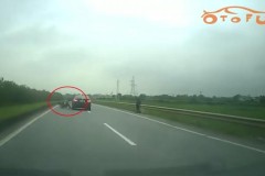 Hãi hùng Toyota Camry húc bay xe máy chạy cắt ngang cao tốc Hà Nội - Thái Nguyên