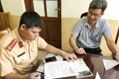 Lái xe biển số siêu đẹp đi ngược chiều vì... cán bộ đi công tác gấp