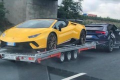 Lamborghini Urus kéo siêu bò Huracan Performante Spyder rất dễ dàng