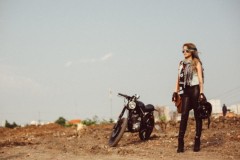 Ngắm bóng hồng Sexy đọ dáng bên Cafe Racer ở ngoại ô Sài Gòn