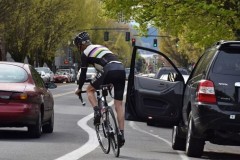 Nguy hiểm tiềm ẩn cho các phương tiện khác khi mở cửa ôtô