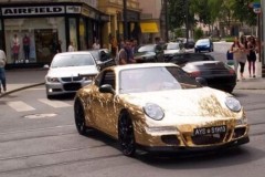Nhìn qua tưởng siêu xe đắt đỏ, ai ngờ là xe đạp 4 bánh hóa trang