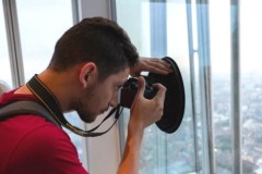 Ultimate Lens Hood: Phụ kiện giúp bạn thoải mái sống ảo khi chụp hình qua gương kính
