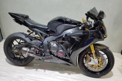 Siêu phẩm Bò mộng Honda CBR1000RR nâng cấp đen bóng không tỳ vết
