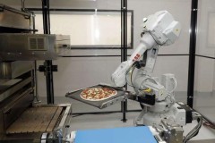 SoftBank muốn đầu tư 750 triệu USD vào công ty làm bánh pizza bằng robot