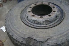 Sửa xe cho khách, chủ ga ra tử vong do lốp ô tô phát nổ