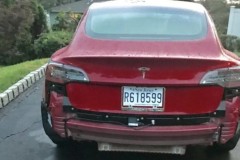Tesla Model 3 rơi hoàn toàn phần cản sau khi di chuyển dưới trời mưa