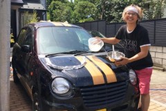 Thanh niên đem thịt, rau củ ra nướng trên mui xe