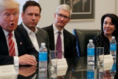 Tổng thống Trump nói: Sẽ gặp CEO Apple - Tim Cook để cùng ăn tối