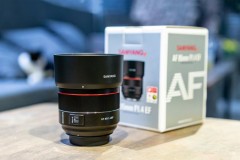Trên tay ống kính Samyang AF 85mm F1.4 EF cho Canon FF